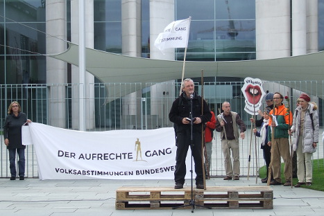 Michael von der Lohe holding his speech in front of Bundeskanzleramt