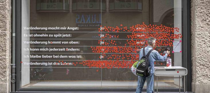 Passers-by vote on what "Change" means to them at the former Karstadt-building in Leipzig