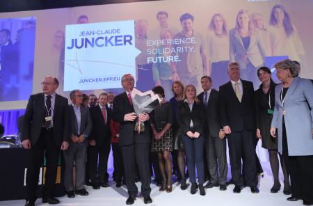 Polticians group for a picture at EPP Congress (Source: EPP, Flickr)