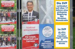 Electoral posters of the SVP (left) boykotted by the Initiative for More Democracy (right)