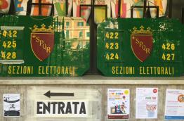 Entrance to a polling station in Rome. Photo by Bruno Kaufmann