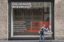 Passers-by vote on what "Change" means to them at the former Karstadt-building in Leipzig