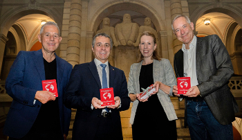 Image Übergabe SDF Swiss Democracy Passport